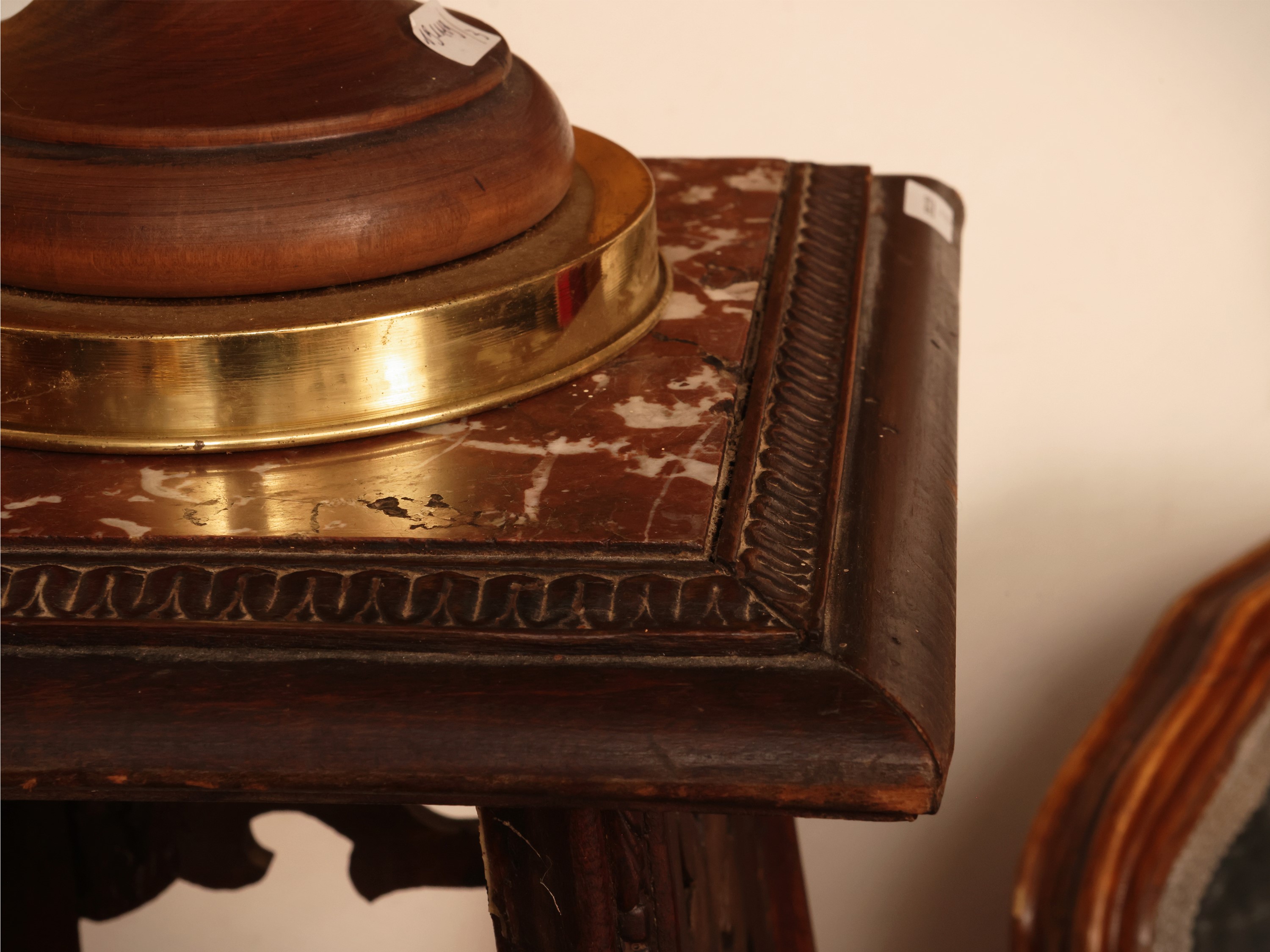 Complementi di arredo, gueridon in legno con piano in marmo, sedia imbottita in velluto, lume da ...