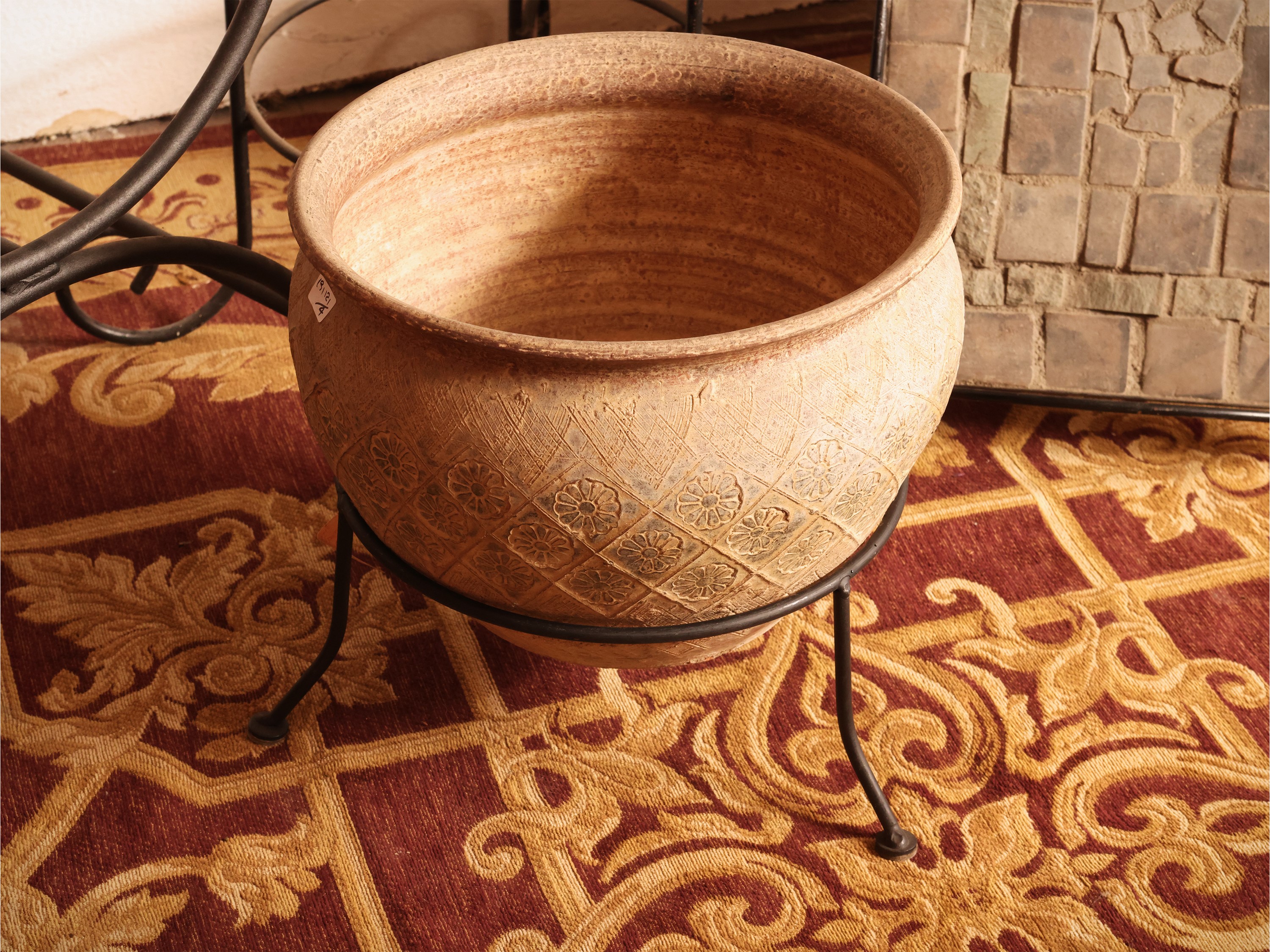 Arredi da veranda in ferro battuto: sedia, gueridon, portavasi con cachepot in terracotta, vassoi...
