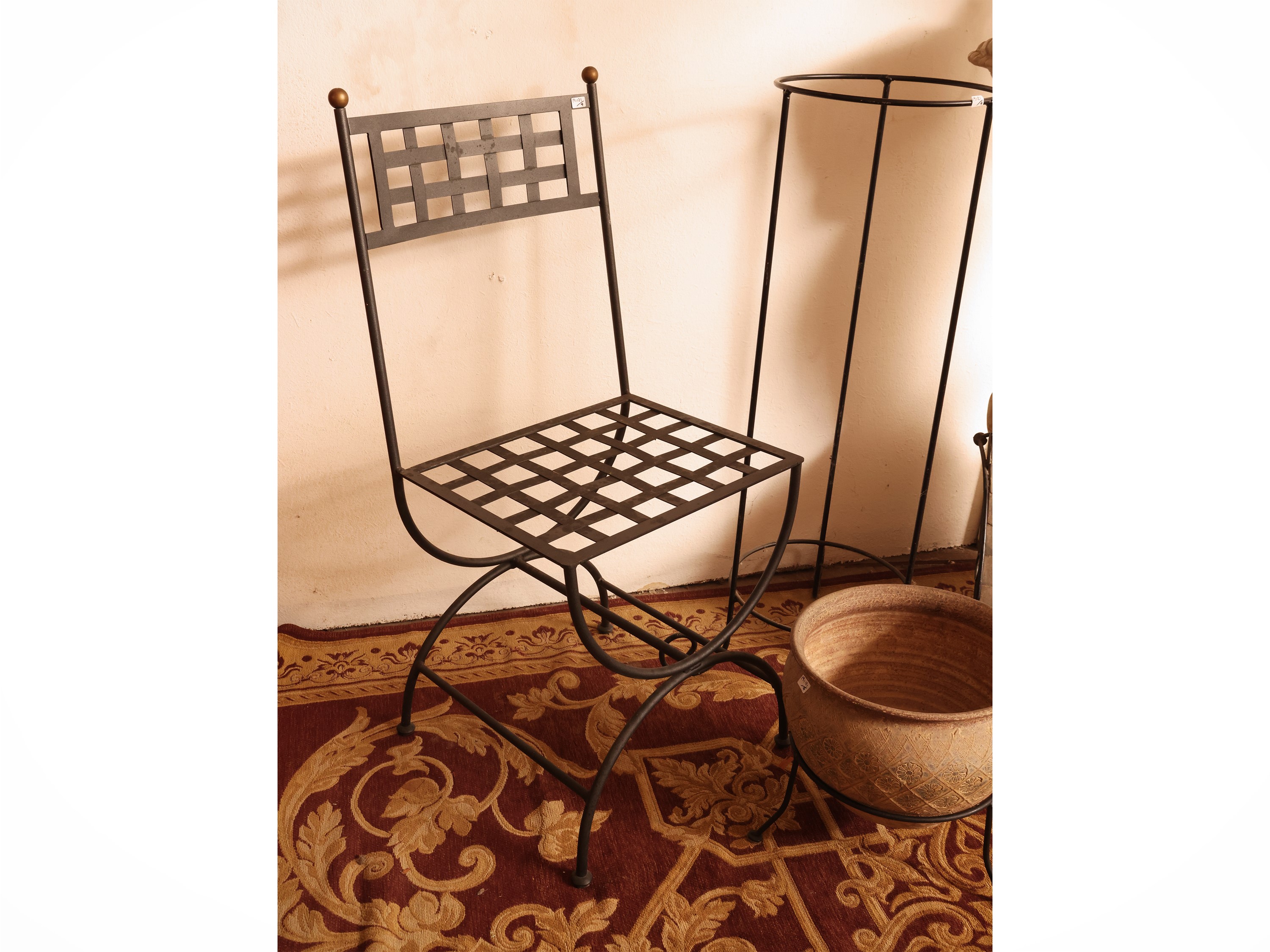 Arredi da veranda in ferro battuto: sedia, gueridon, portavasi con cachepot in terracotta, vassoi...