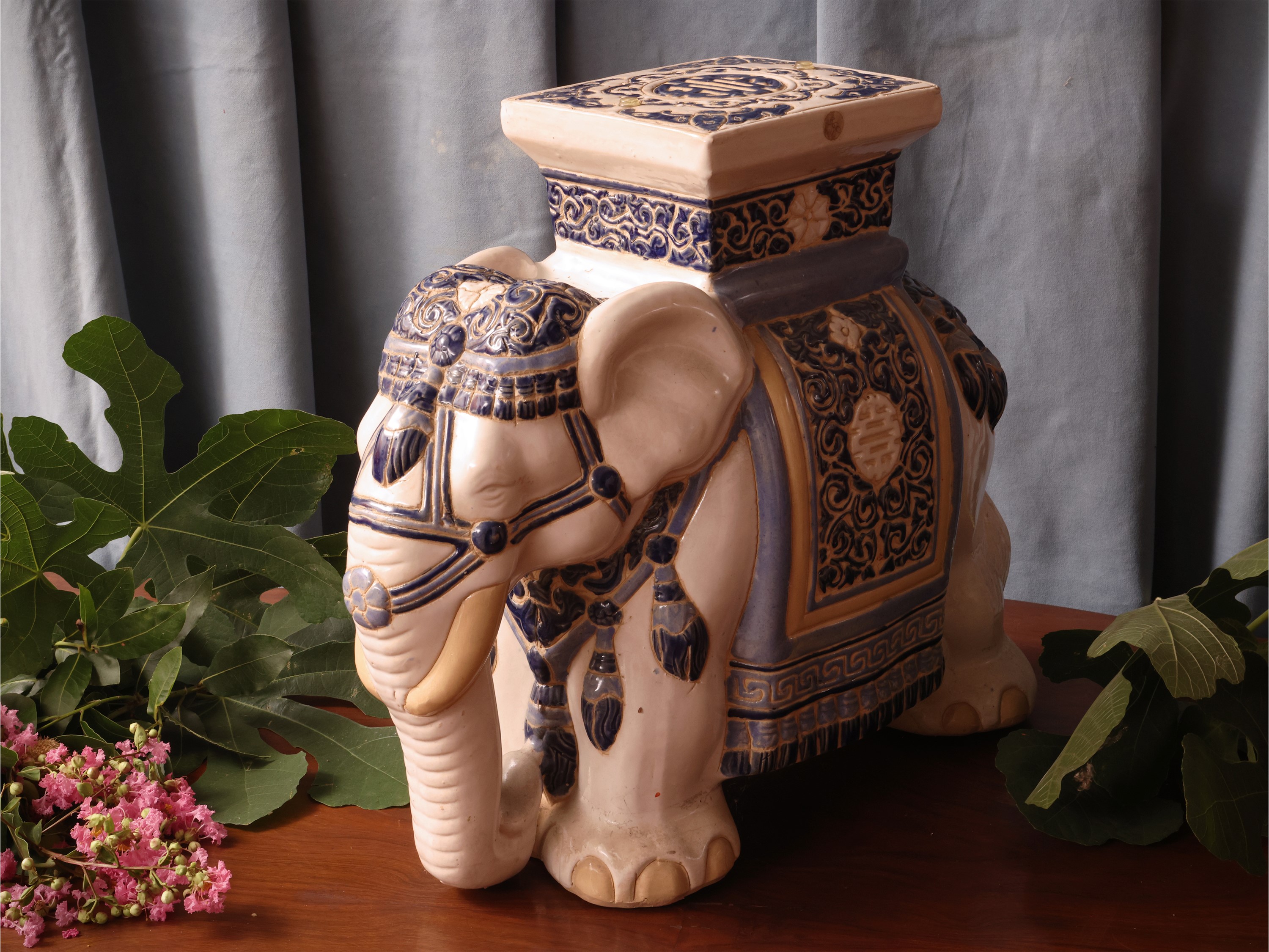 Tavolino a forma di elefante in ceramica smaltata, modellato a tutto tondo