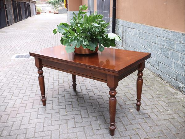 Extendable dining table