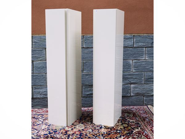 Coppia di stipi pensili in legno laccato lucido bianco