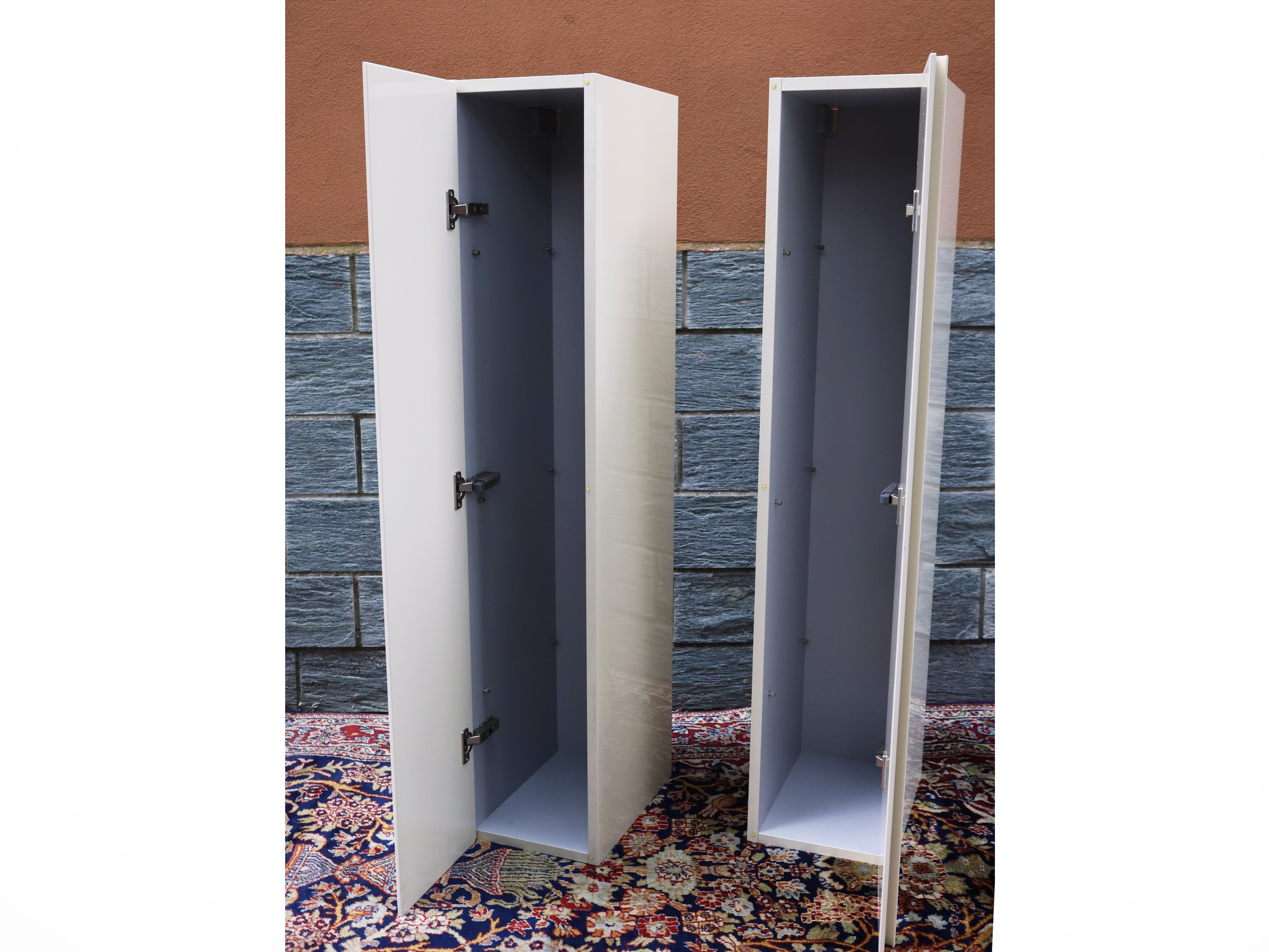 Coppia di stipi pensili, legno laccato lucido bianco