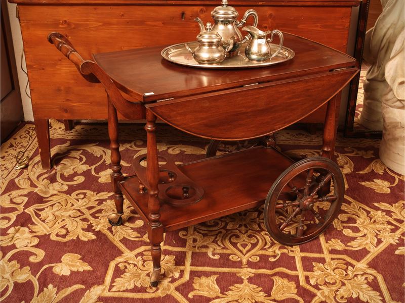 Carrello portavivande in legno tenero, piano con bandelle e vano per bottiglie