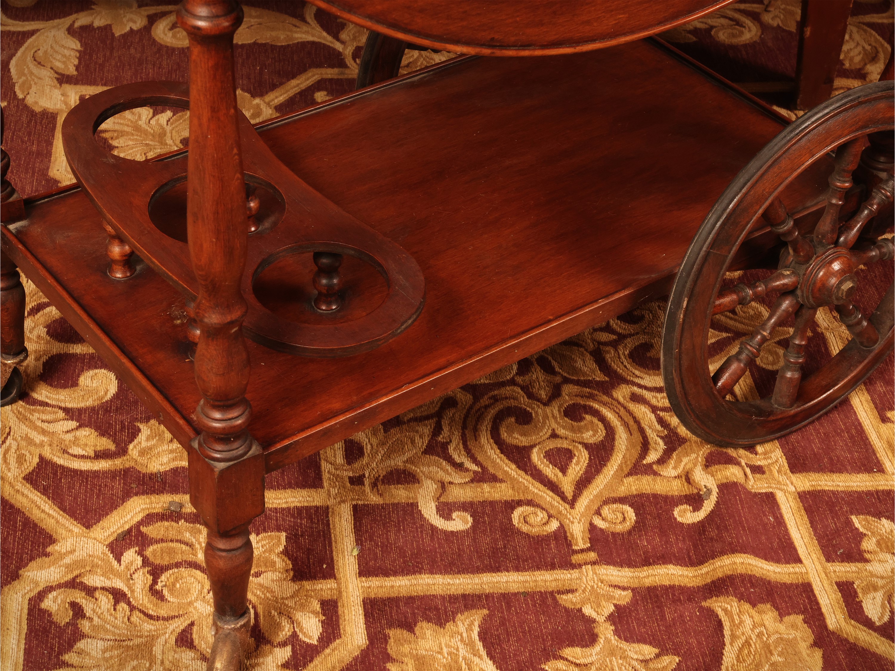 Carrello portavivande in legno tenero, piano con bandelle e vano per bottiglie