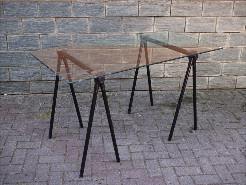Piano da studio di gusto moderno, piano in cristallo con sostegni in metallo laccato nero