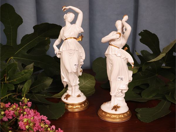Coppia di figure danzanti in porcellana