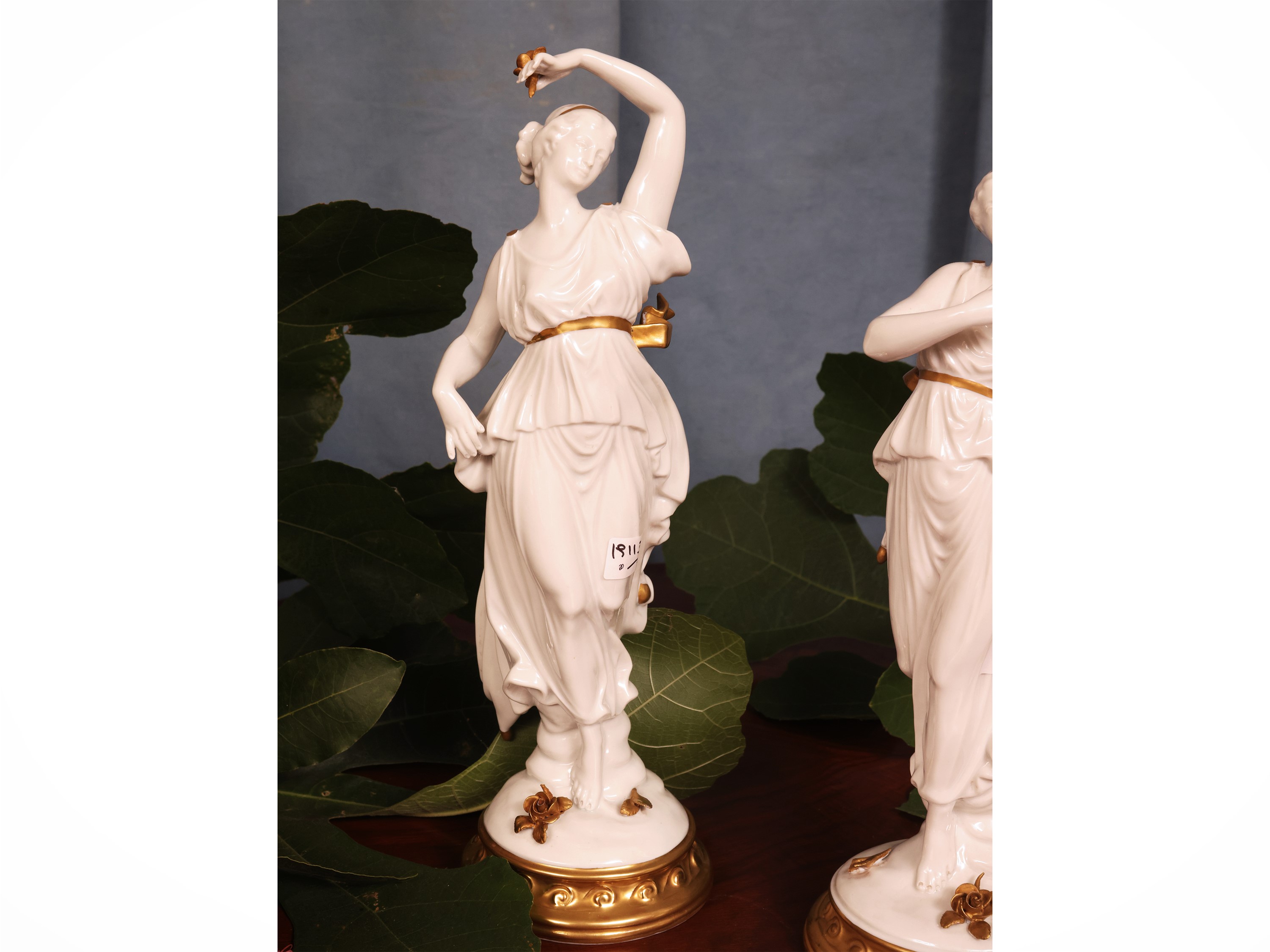 Coppia di figure danzanti, porcellana con lumeggiature dorate e marchio “N” coronata