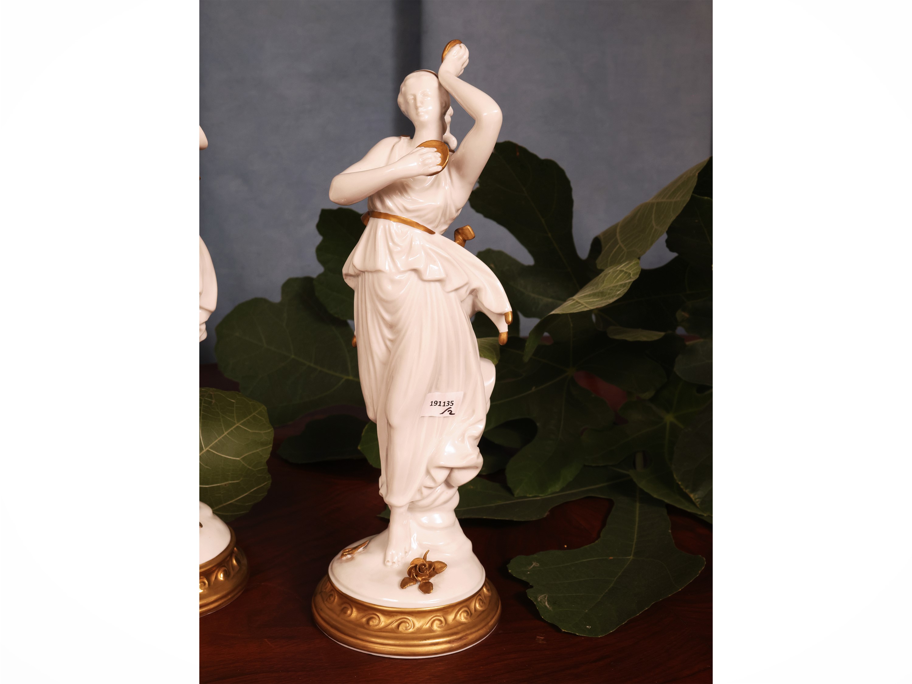 Coppia di figure danzanti, porcellana con lumeggiature dorate e marchio “N” coronata