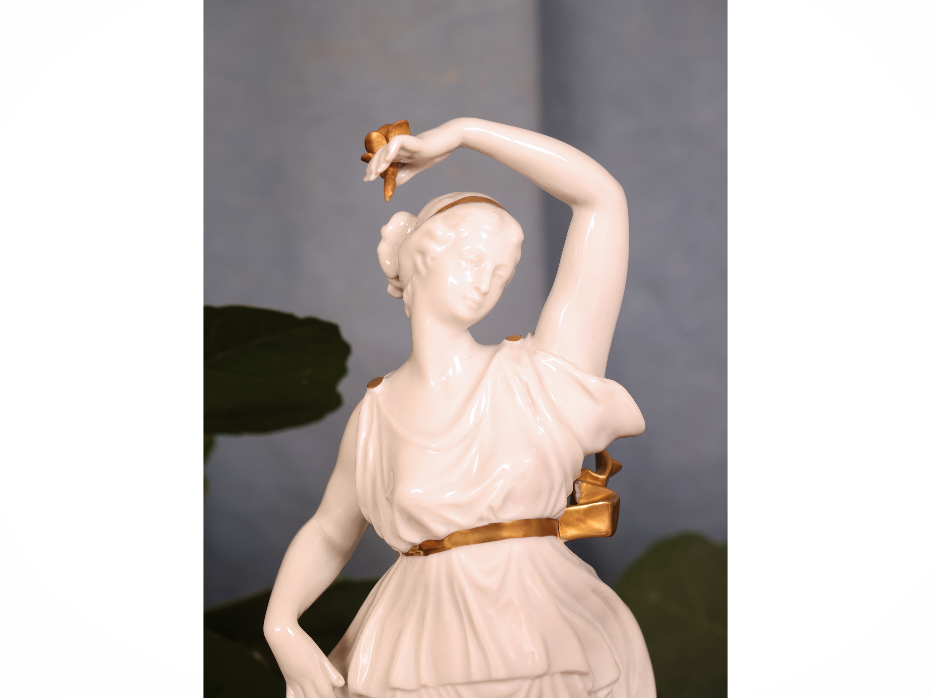 Coppia di figure danzanti, porcellana con lumeggiature dorate e marchio “N” coronata