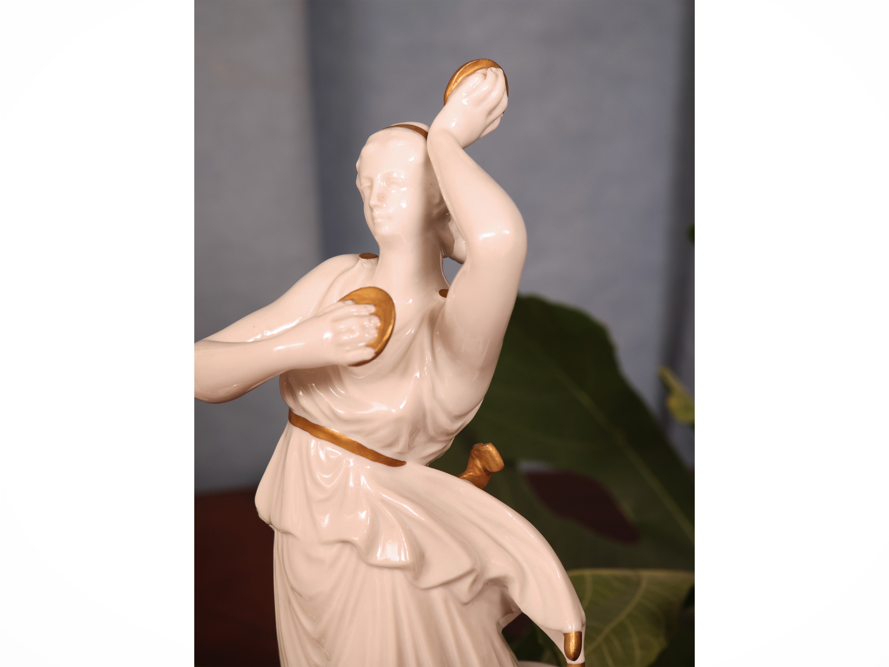 Coppia di figure danzanti, porcellana con lumeggiature dorate e marchio “N” coronata