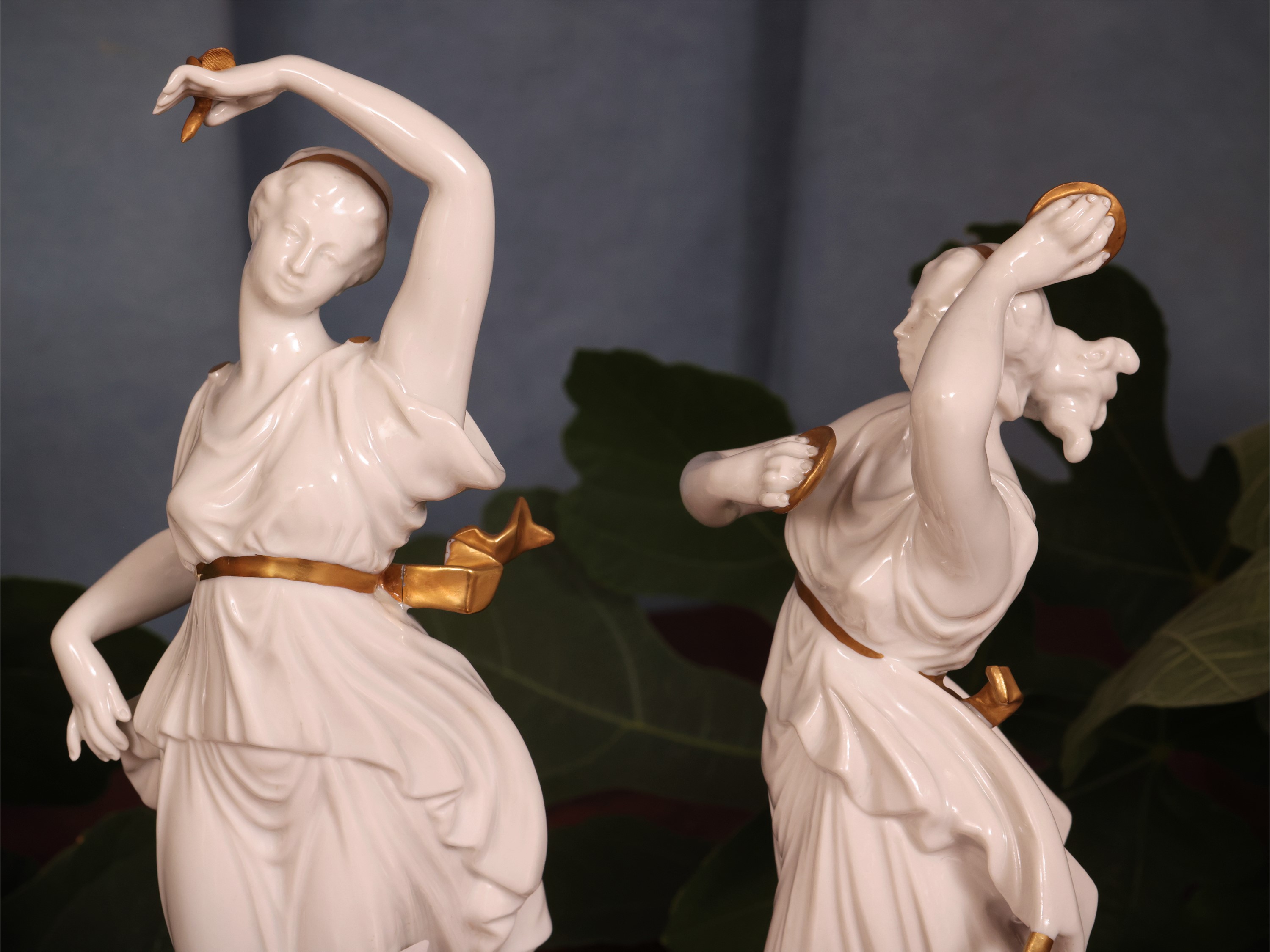 Coppia di figure danzanti, porcellana con lumeggiature dorate e marchio “N” coronata