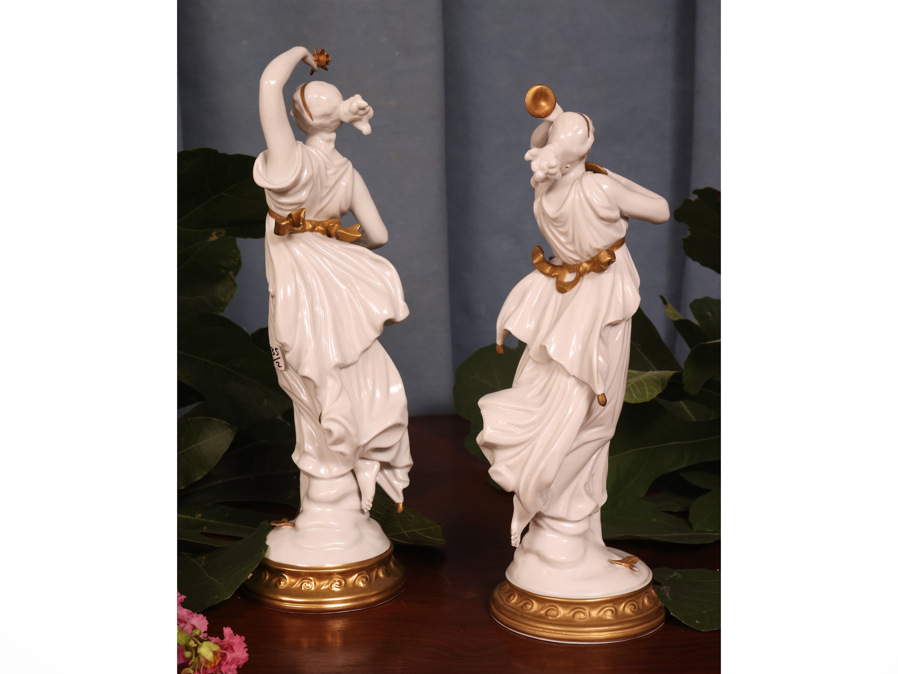 Coppia di figure danzanti, porcellana con lumeggiature dorate e marchio “N” coronata