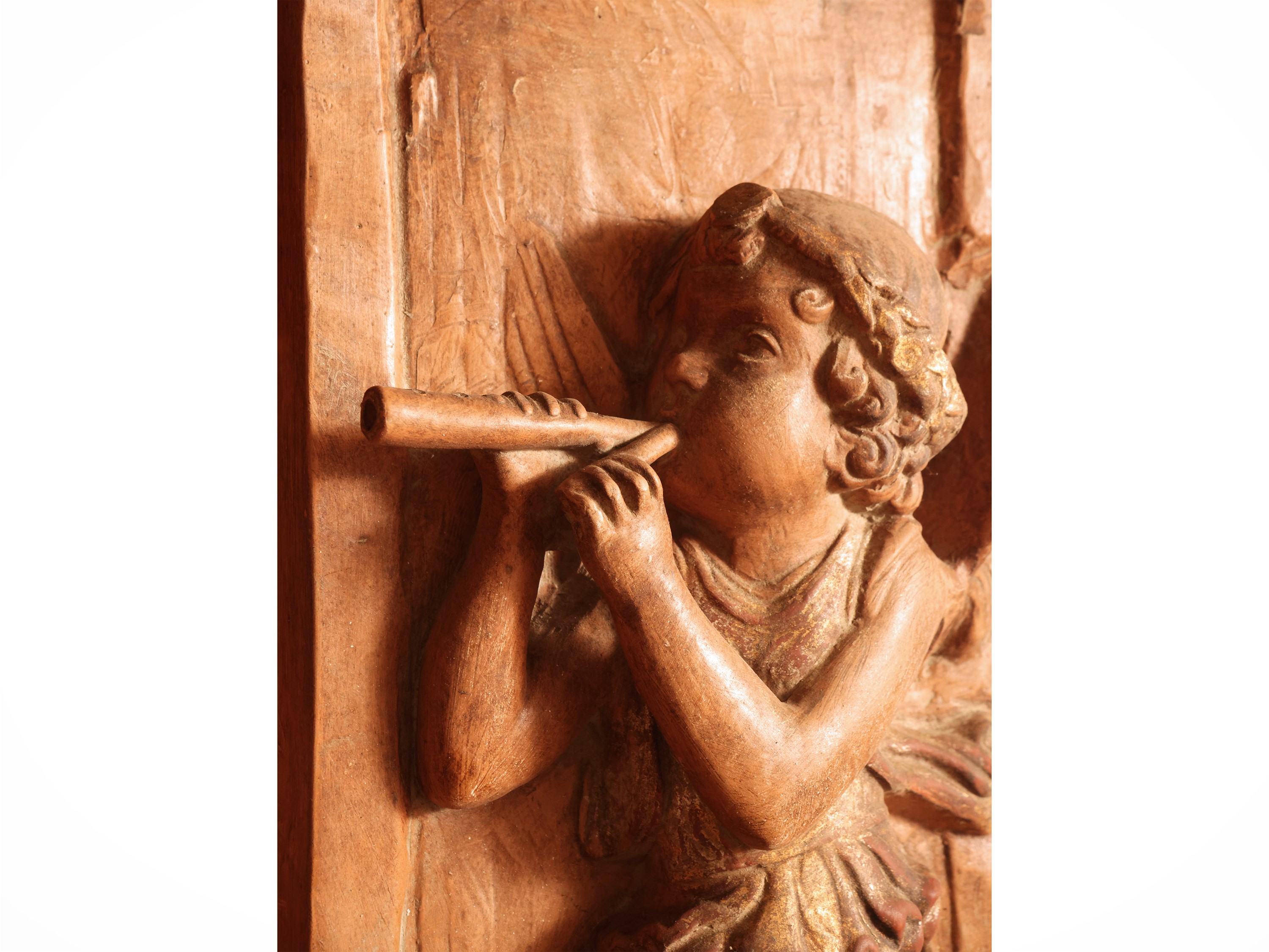Coppia di fregi in terracotta patinata ad altorilievo con amorini musicanti