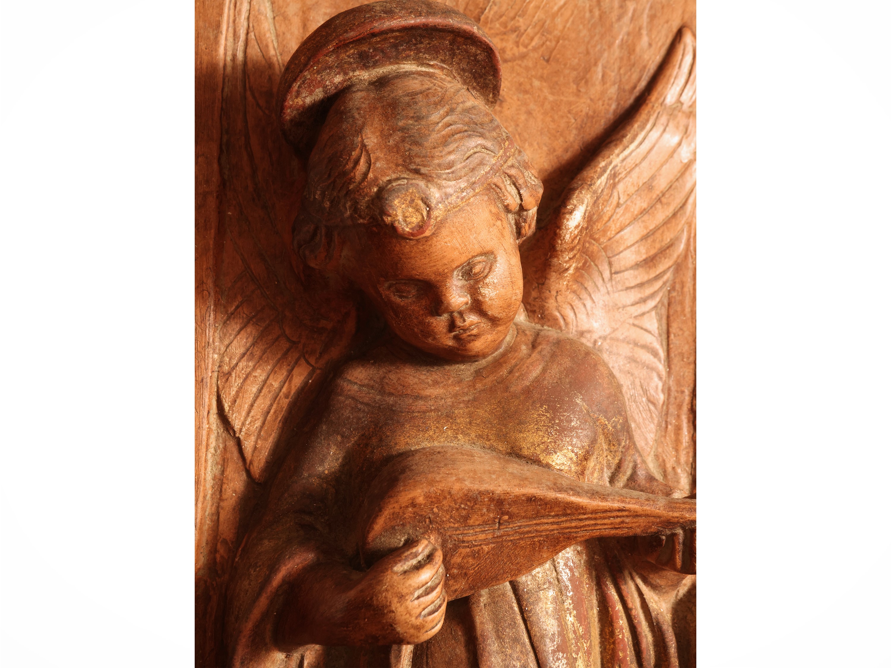 Coppia di fregi in terracotta patinata ad altorilievo con amorini musicanti