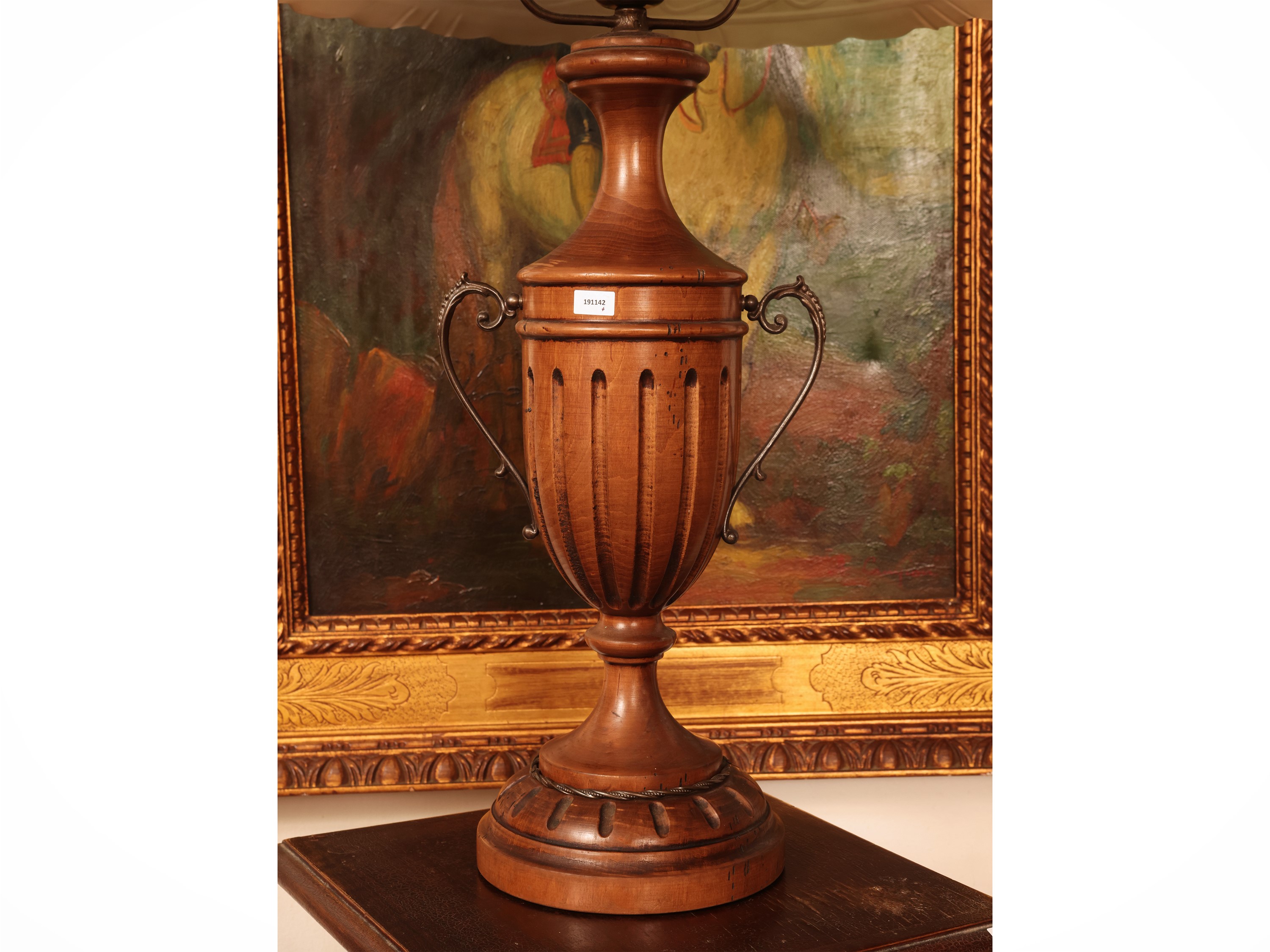 Lume da tavolo in legno, stelo a motivo a vaso baccellato e cappello in vetro satinato