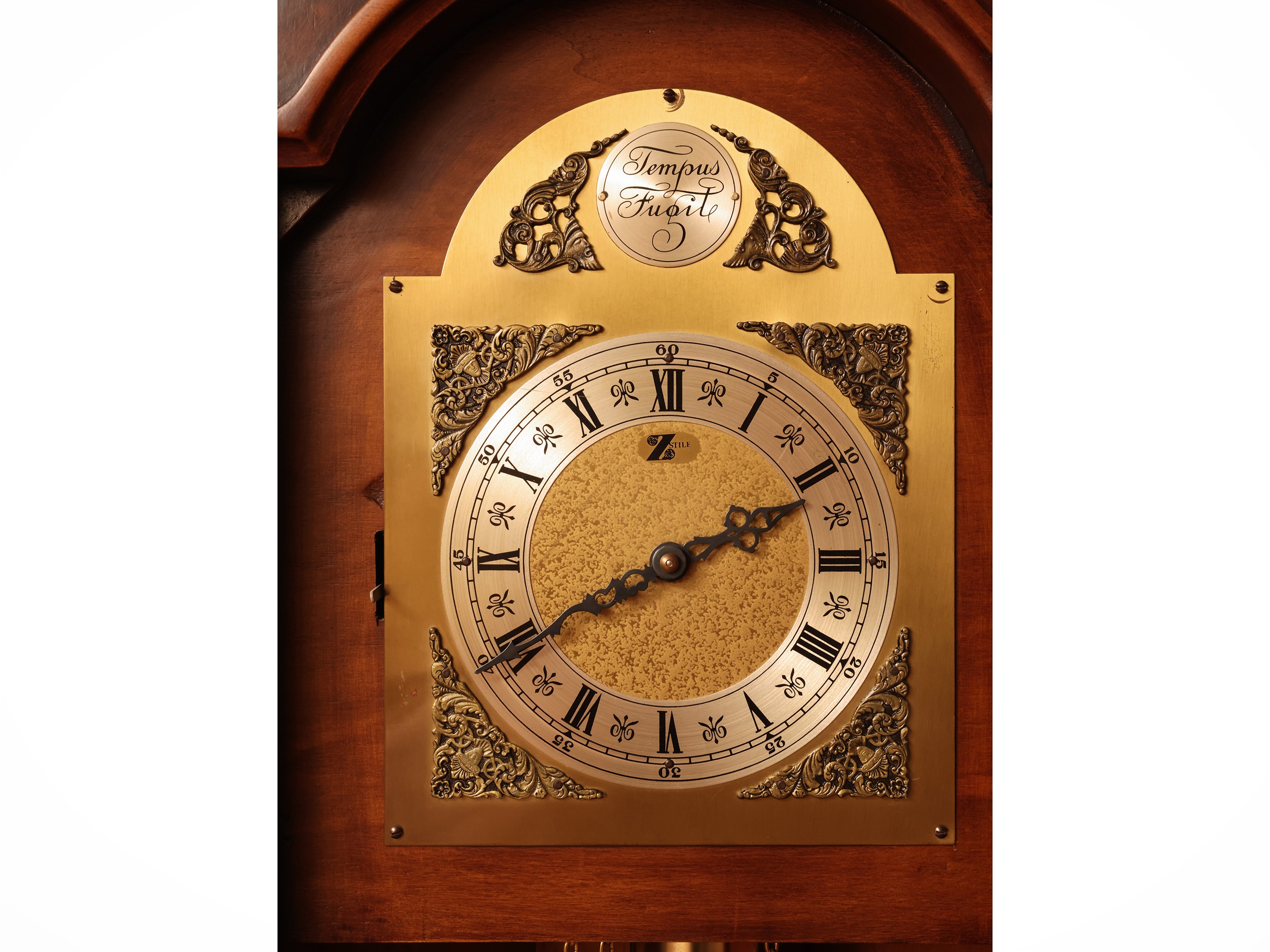 Orologio angolare a torre, legno e radica, quadrante in lamina dorata con numeri romani