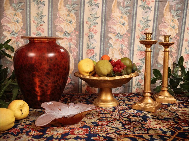 Accessori decorativi per la casa: vaso in vetro ambra, alzata centrotavola in ceramica dorata, sv...
