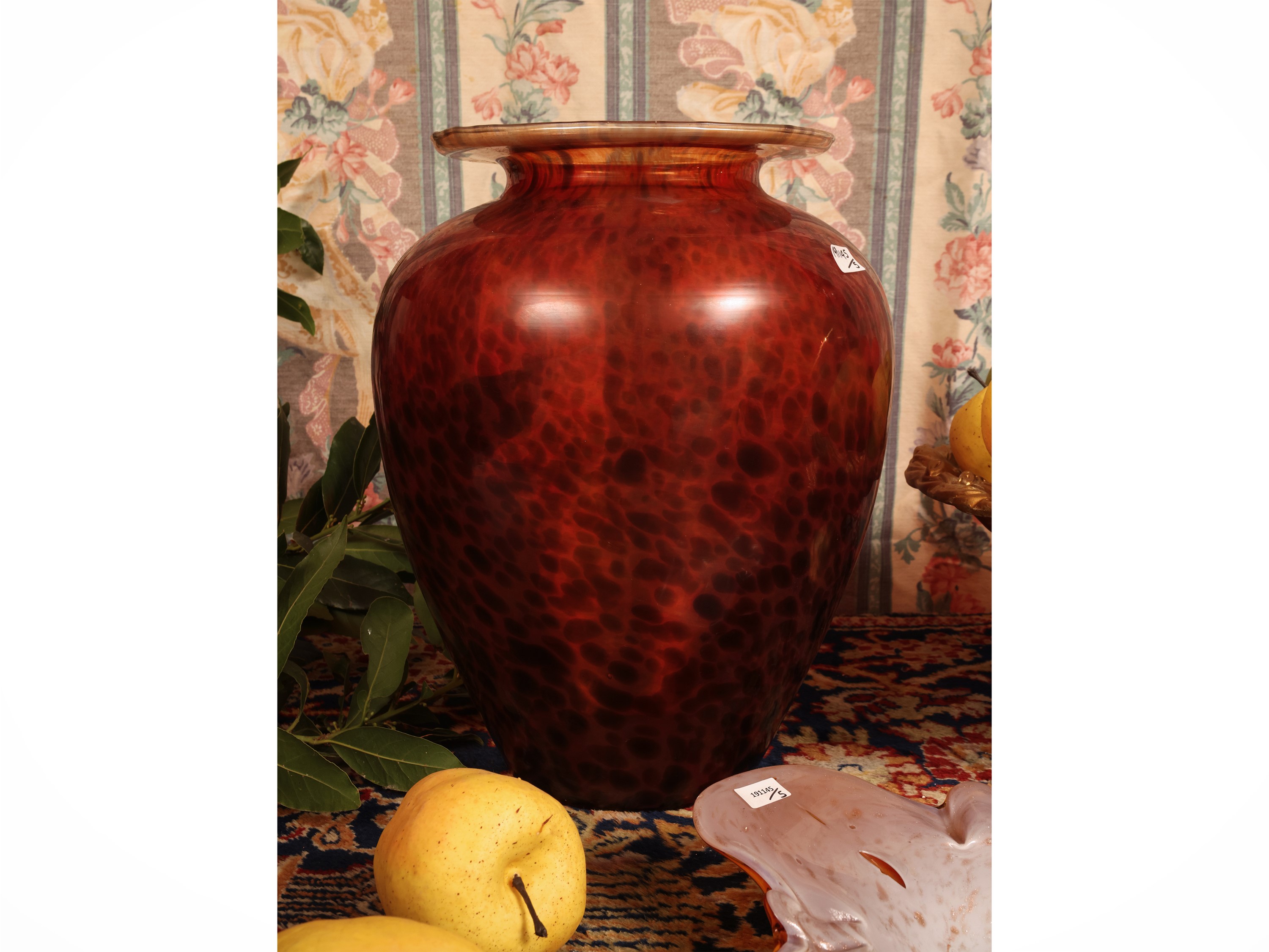 Accessori decorativi per la casa: vaso in vetro ambra, alzata centrotavola in ceramica dorata, sv...