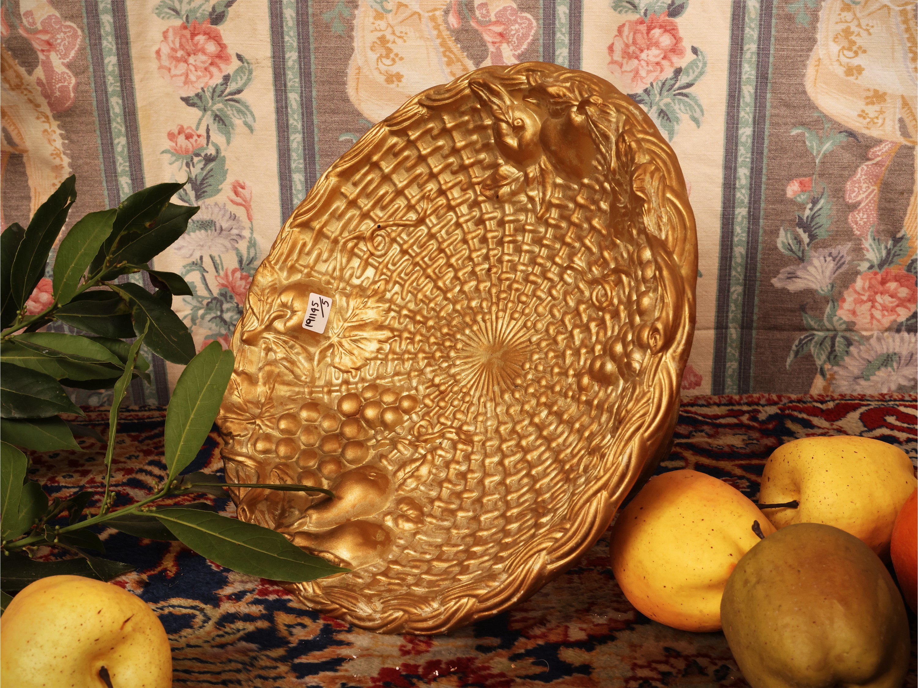 Accessori decorativi per la casa: vaso in vetro ambra, alzata centrotavola in ceramica dorata, sv...