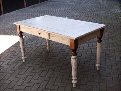 Tavolo da pranzo, legno decapato bianco, piano dipinto con tralcio vegetale