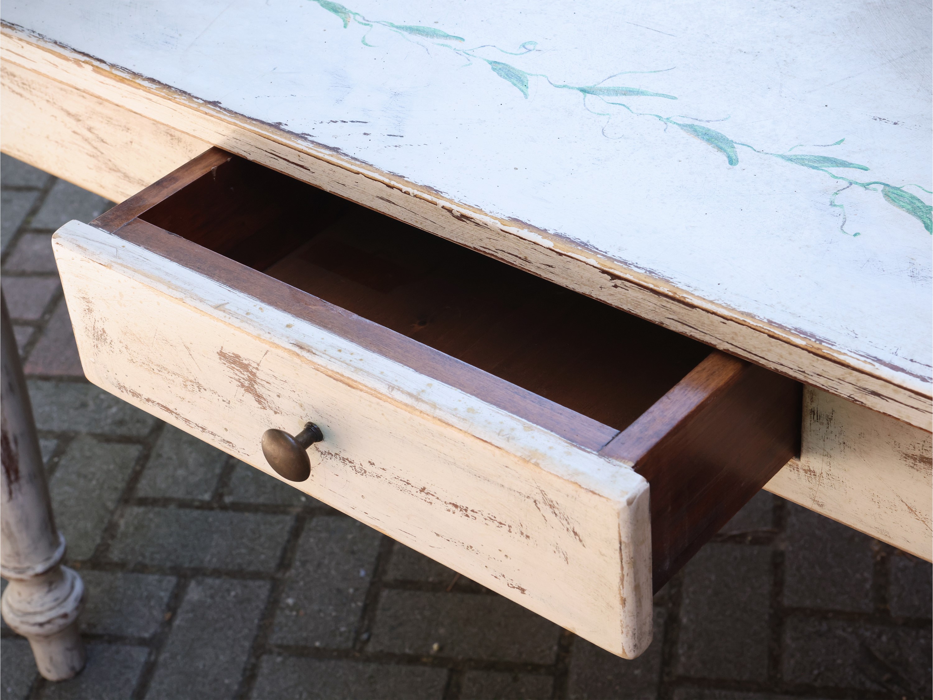 Tavolo da pranzo, legno decapato bianco, piano dipinto con tralcio vegetale