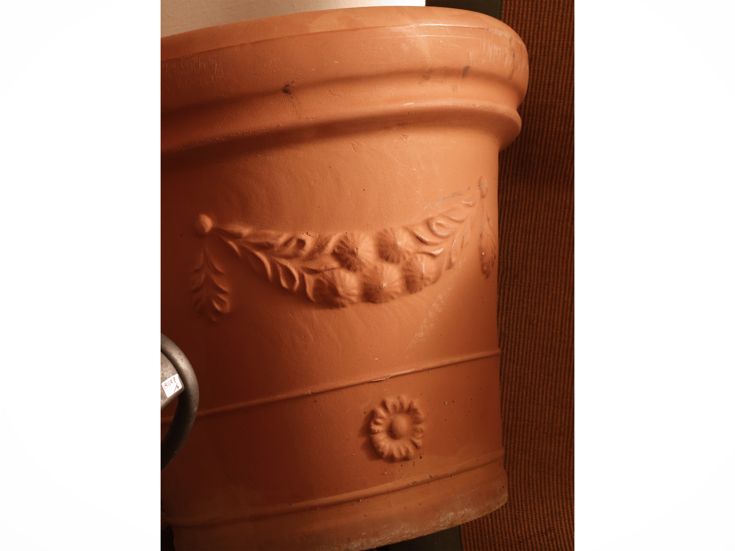 Arredi da veranda, vaso decorativo in plastica e tappeto in corda