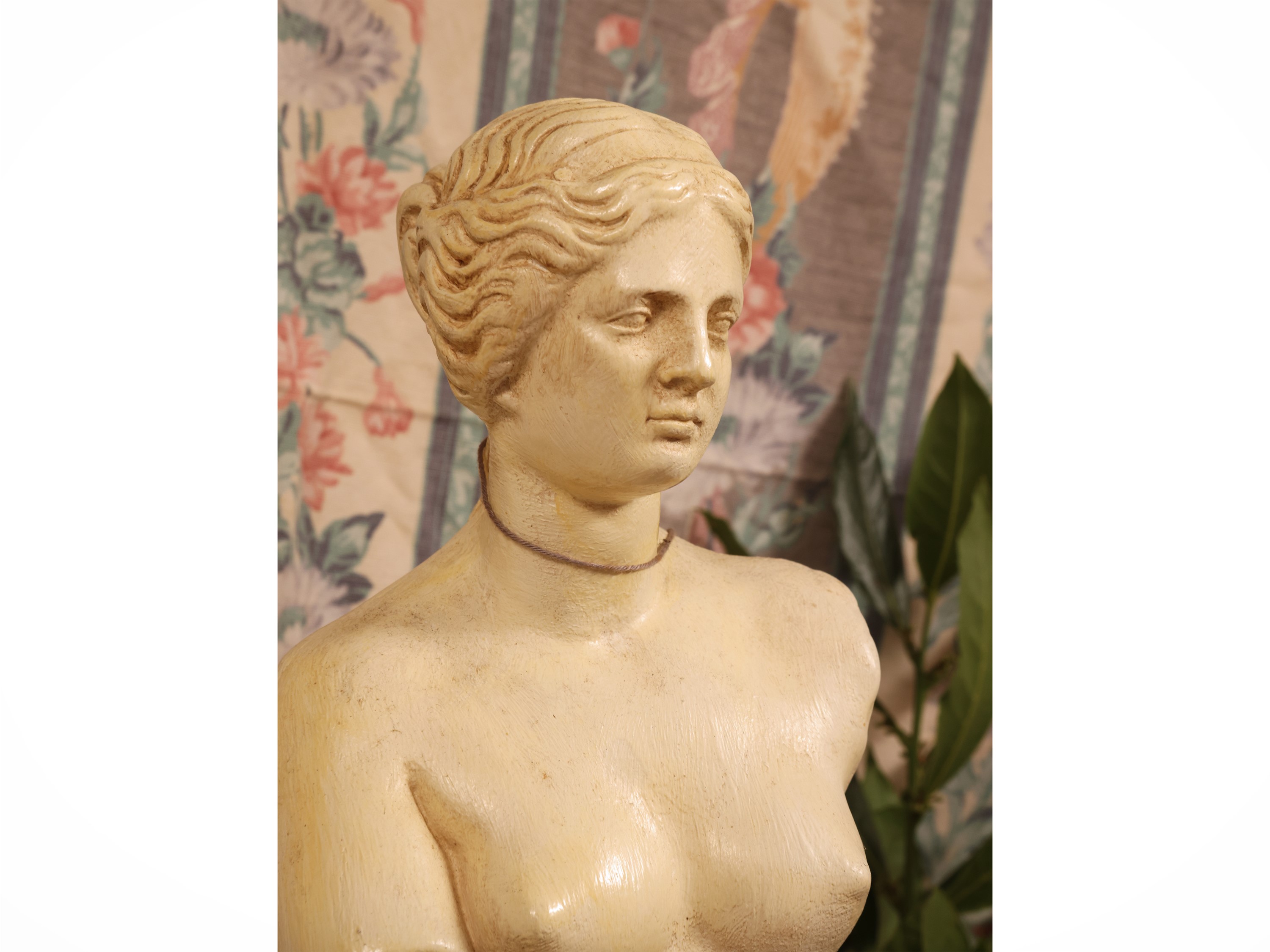 Zaccagnini, Due sculture in gesso patinato raffiguranti Venere di Milo e probabile Persefone, h c...