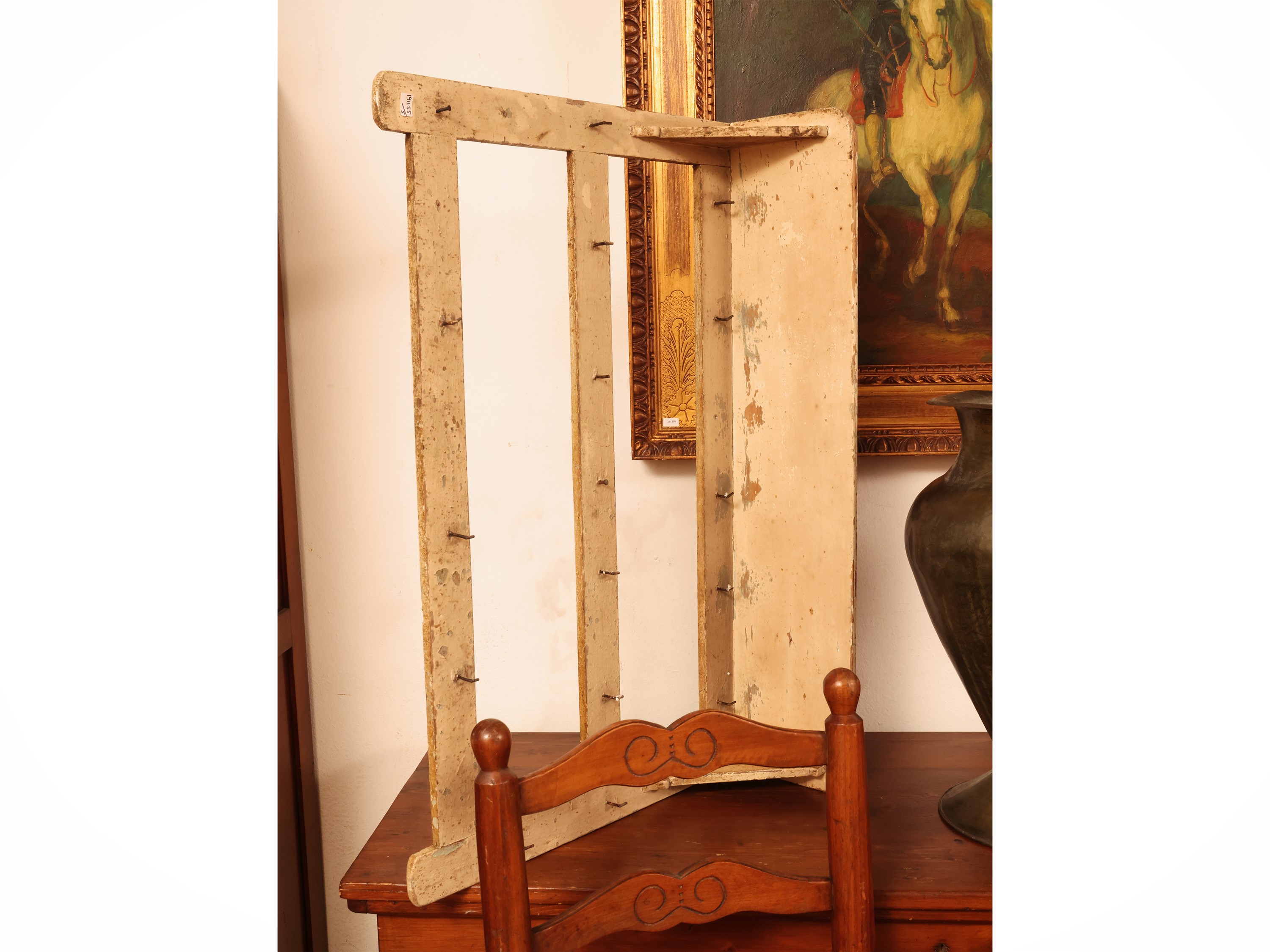 Arredi rustici, piattaia in legno laccato bianco, due sedie con sedile impagliato e complementi i...