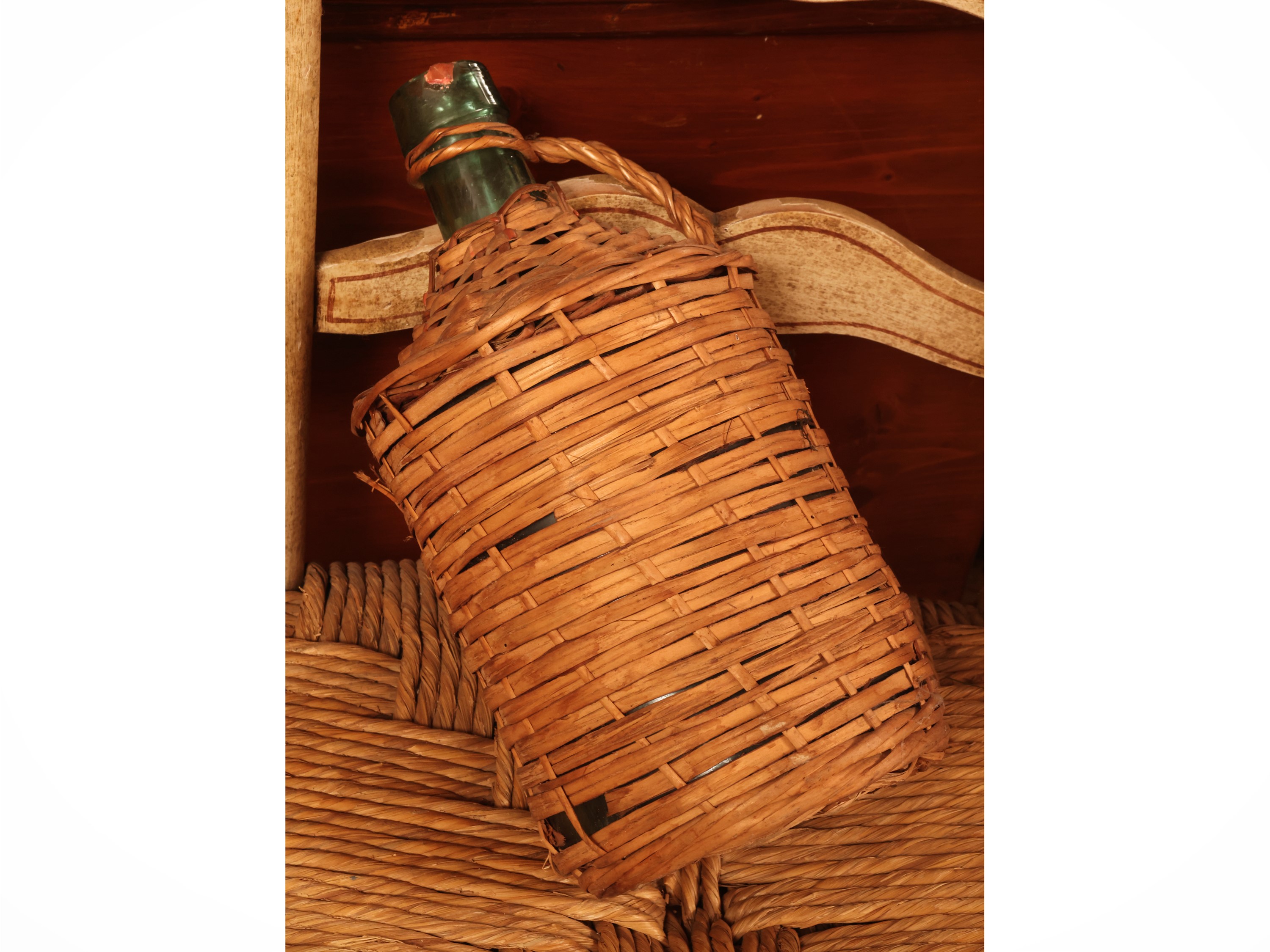 Arredi rustici, piattaia in legno laccato bianco, due sedie con sedile impagliato e complementi i...