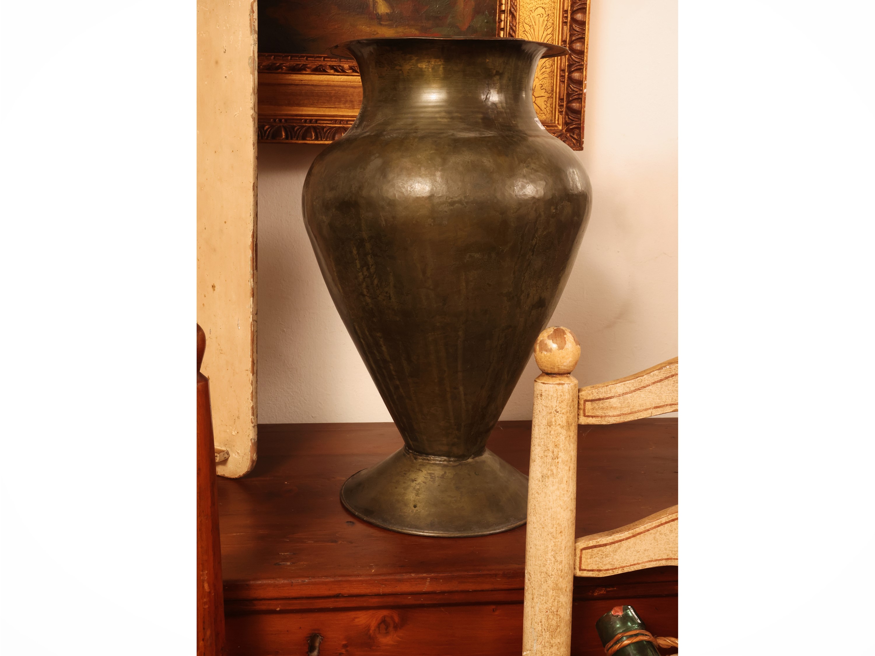 Arredi rustici, piattaia in legno laccato bianco, due sedie con sedile impagliato e complementi i...