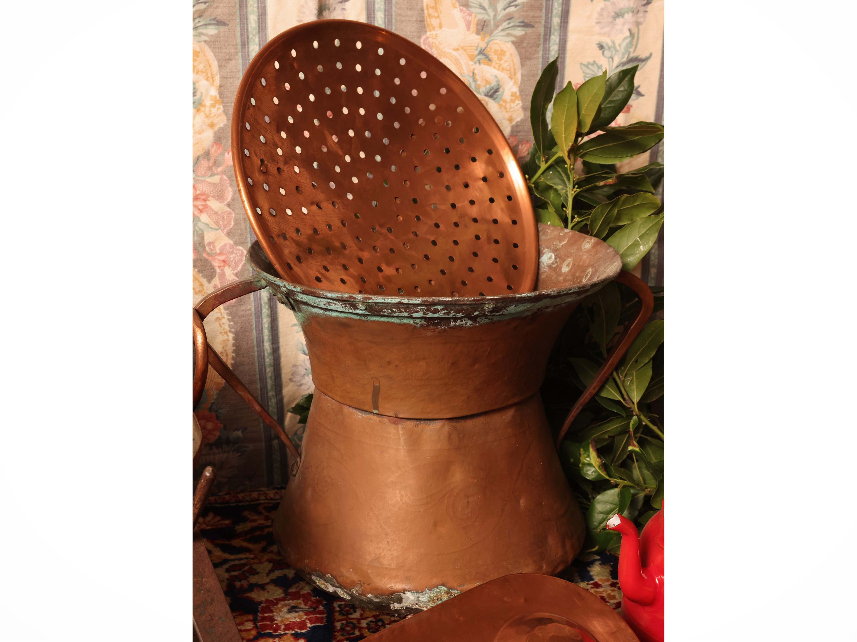 Accessori da cucina in rame, con paiolo, padella e assortimento di bricchi e teiere in metallo sm...