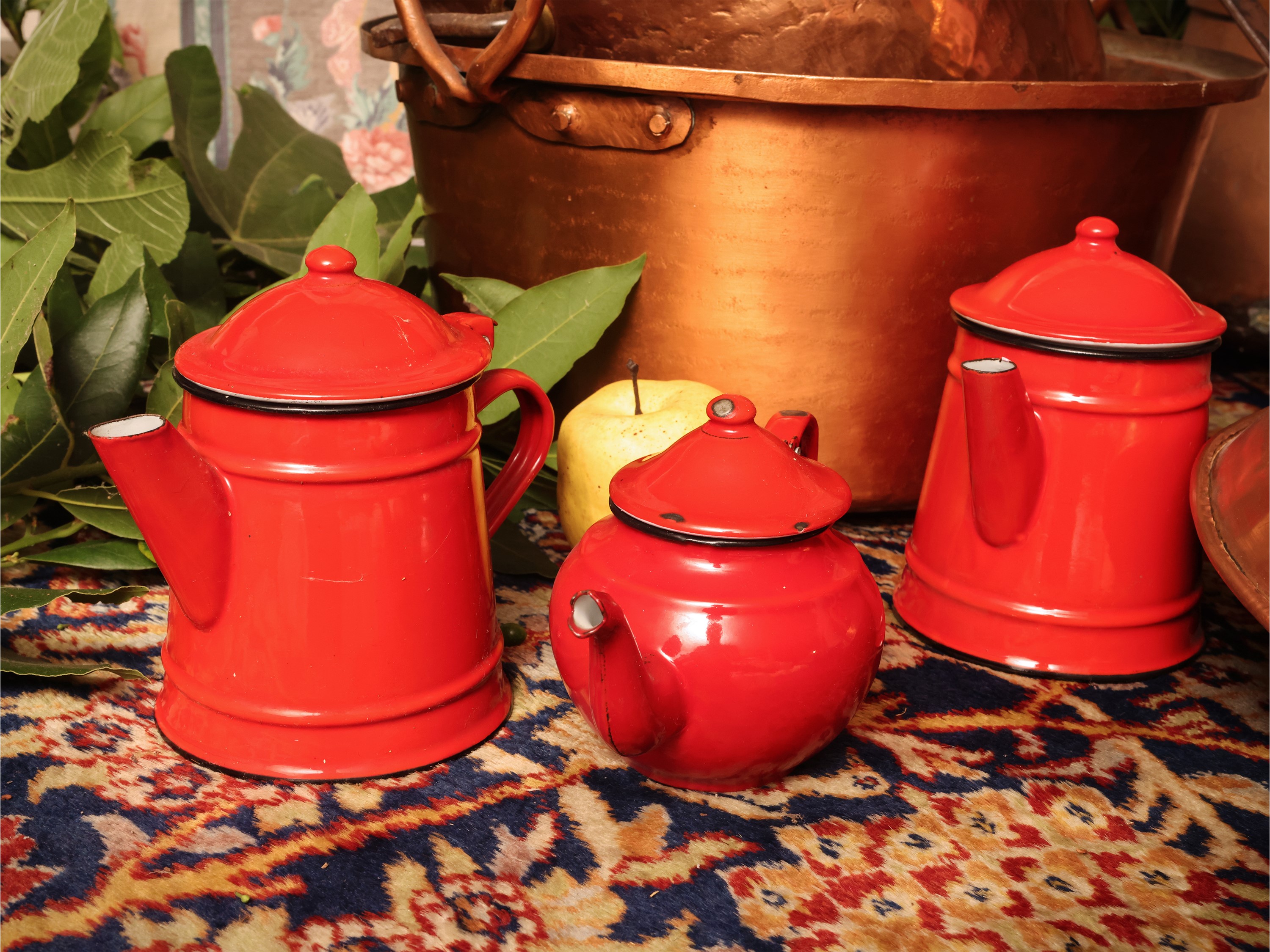 Accessori da cucina in rame, con paiolo, padella e assortimento di bricchi e teiere in metallo sm...