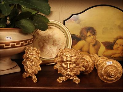 Lotto di accessori decorativi, due coppie di embrasse in metallo dorato e placca in ceramica dipi...