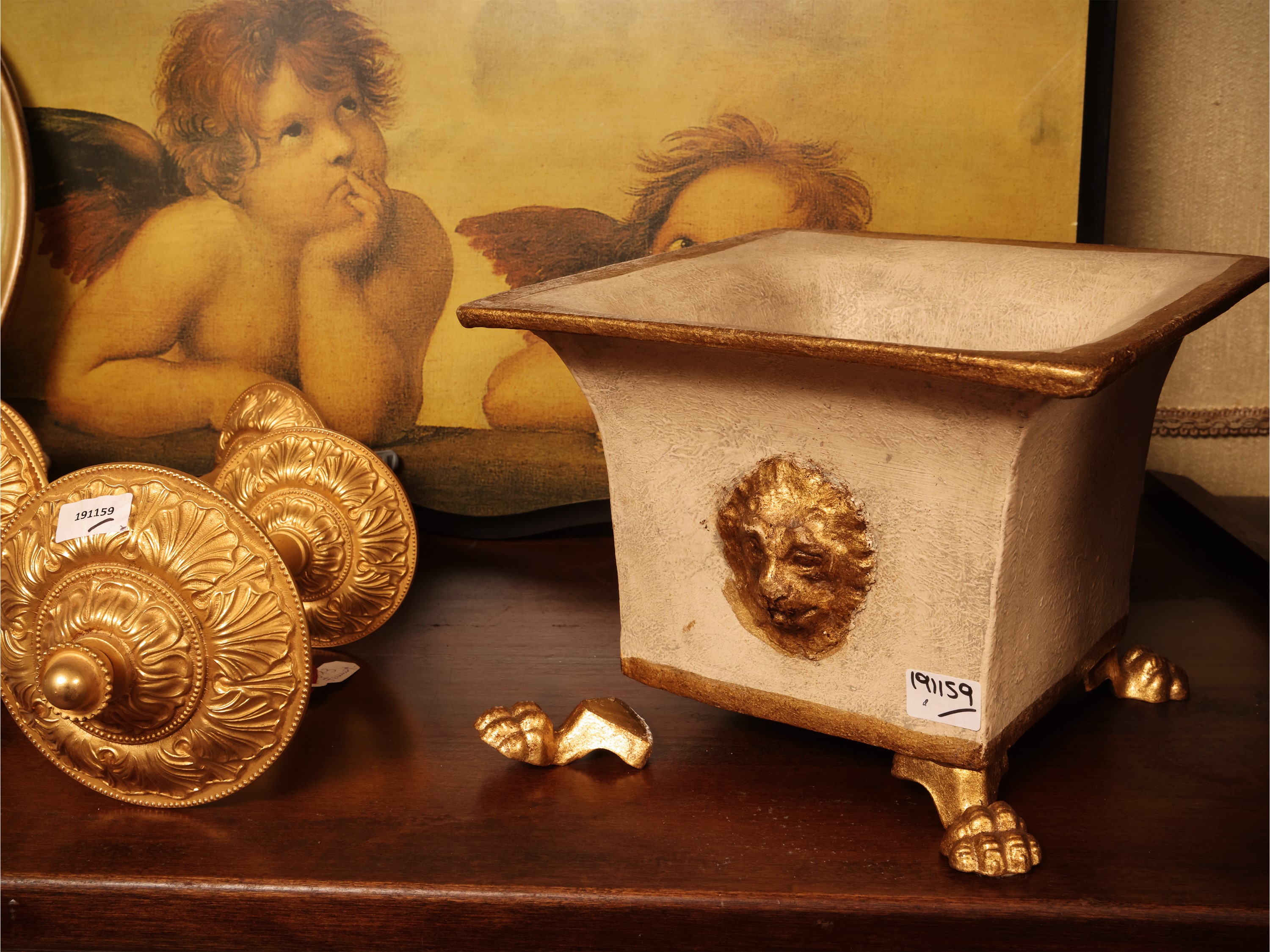 Lotto di accessori decorativi, due coppie di embrasse in metallo dorato e placca in ceramica dipi...