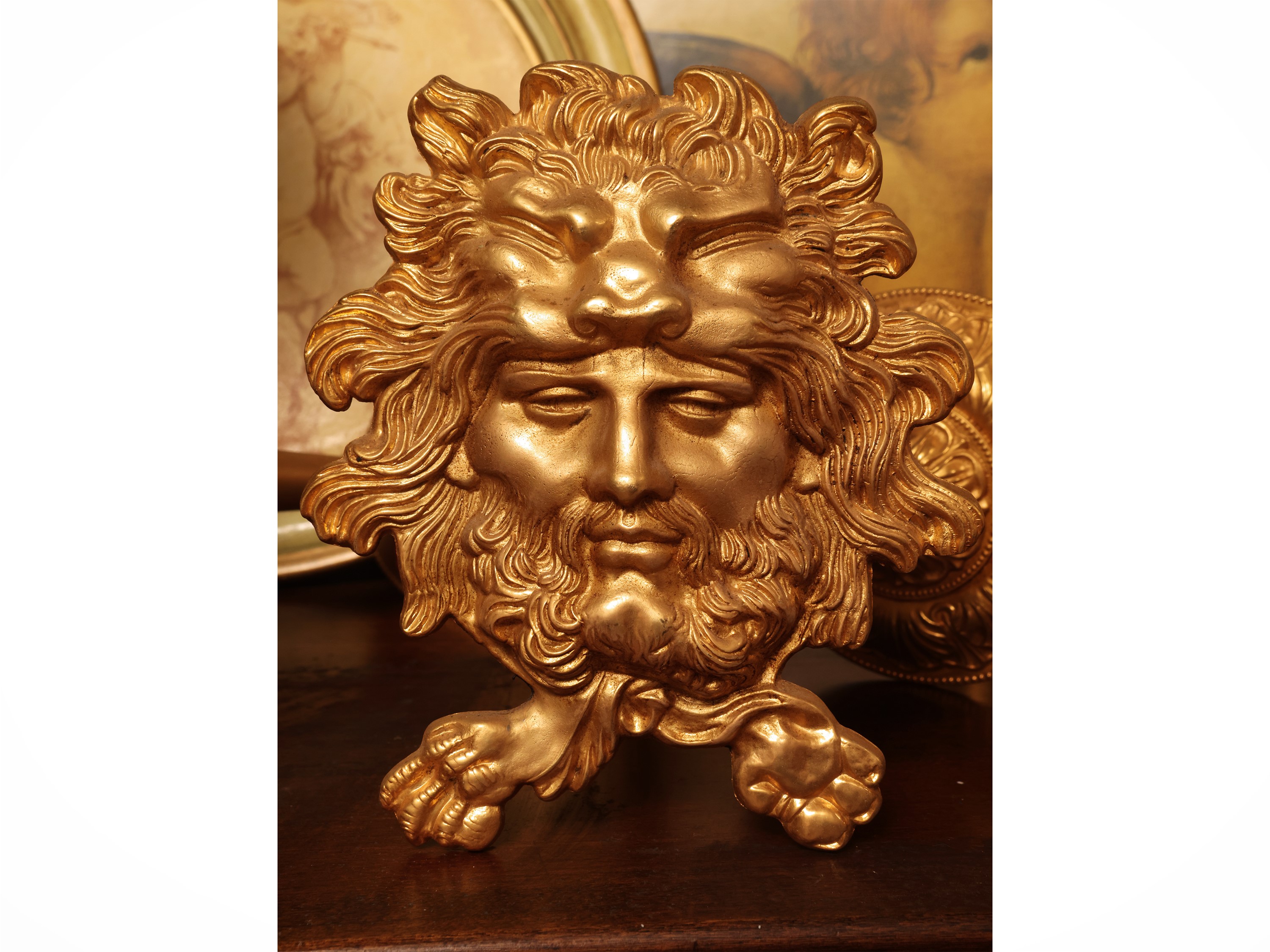 Lotto di accessori decorativi, due coppie di embrasse in metallo dorato e placca in ceramica dipi...