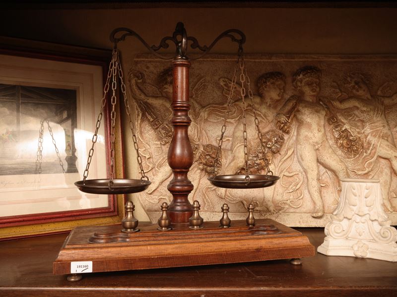 Fregio in ceramica ad altorilievo con amorini danzanti, bilancia in legno e metallo patinato e st...