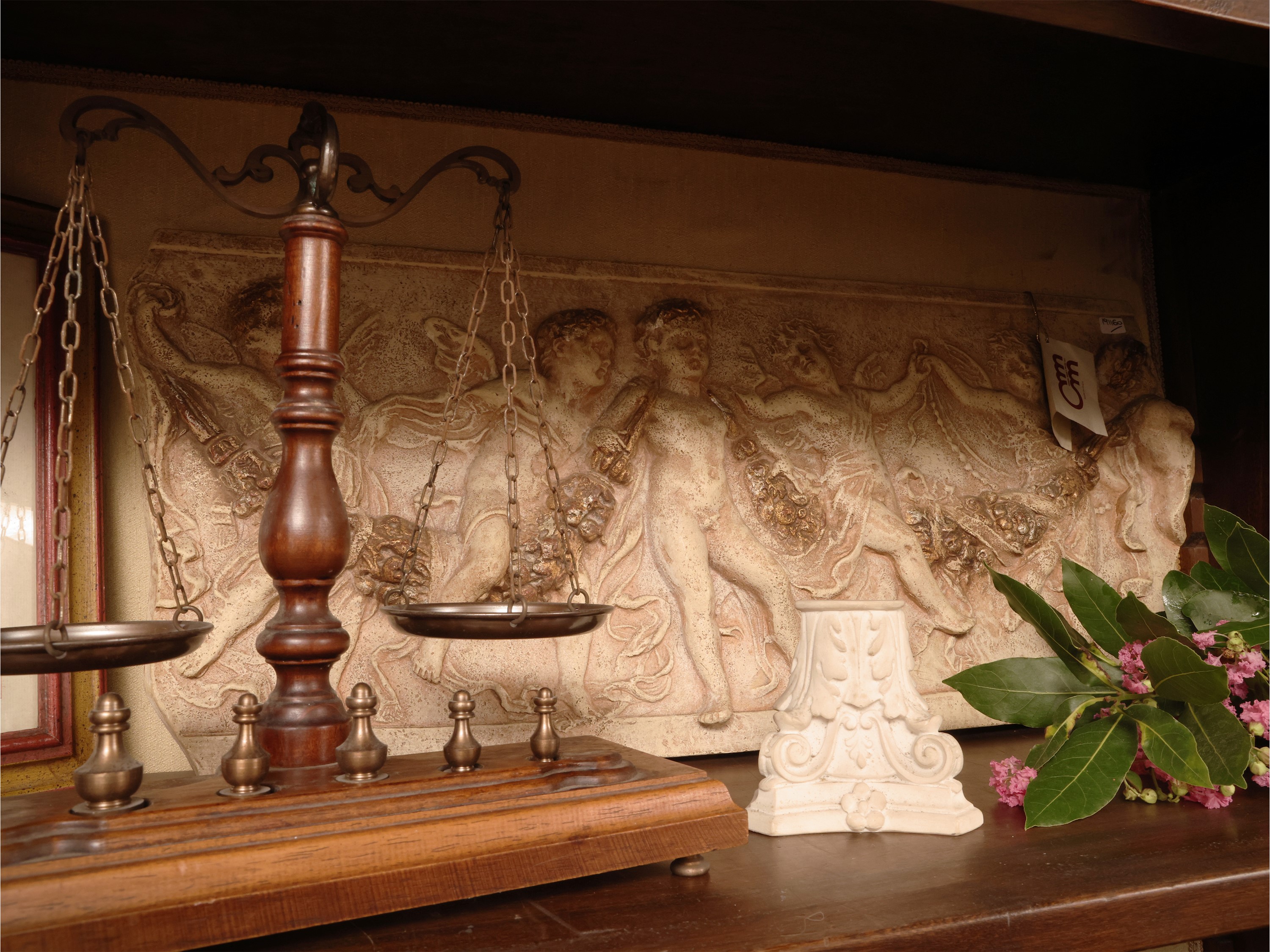 Fregio in ceramica ad altorilievo con amorini danzanti, bilancia in legno e metallo patinato e st...