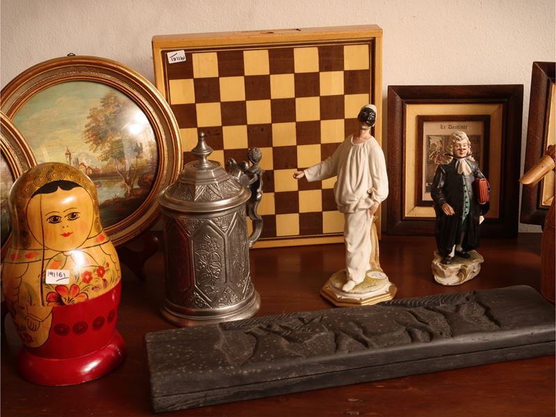 Miscellanea di curiosità, stampe, gioco della dama e monete