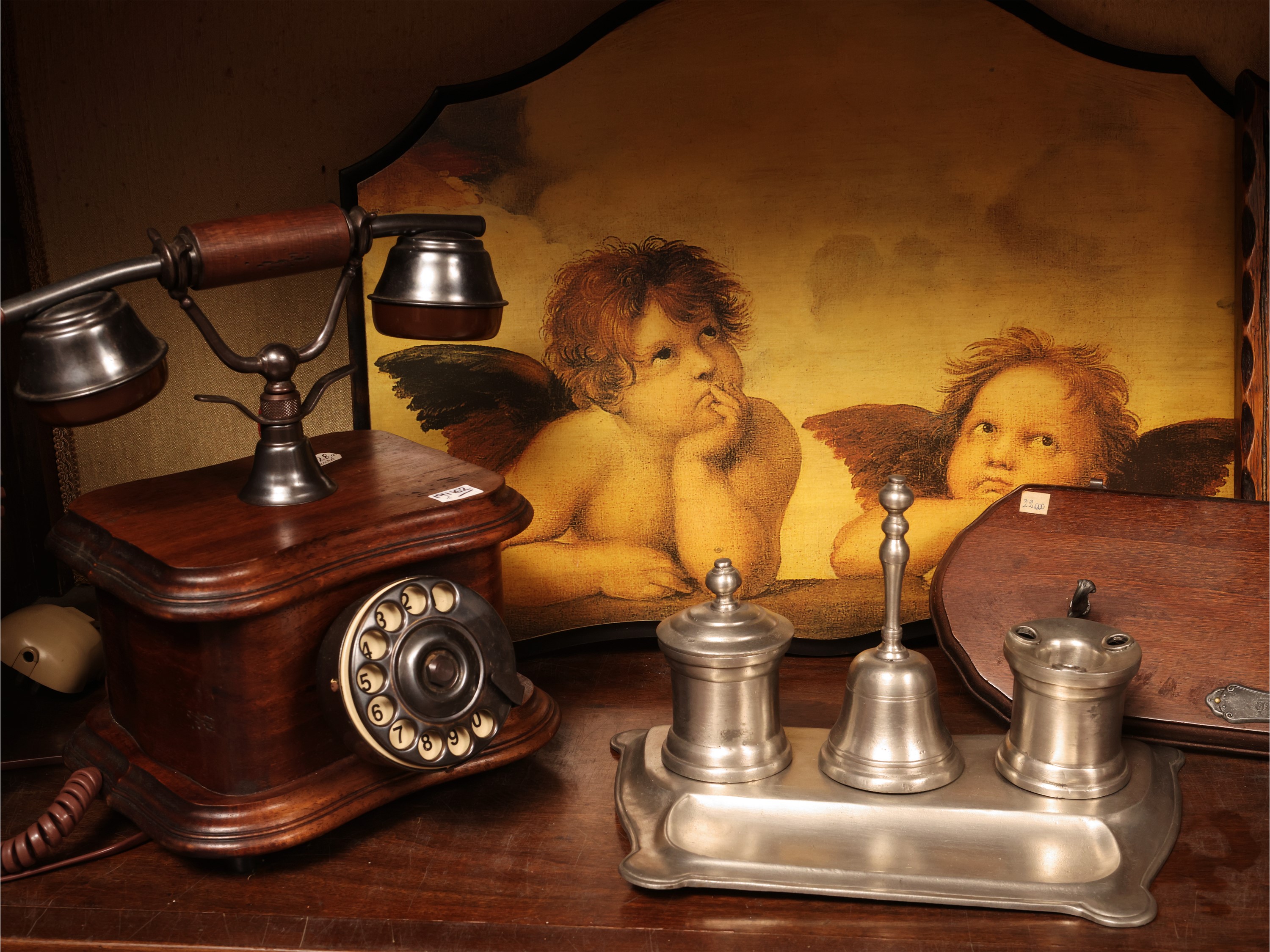 Curiosità da scrivania, busto in gesso, telefono in legno e accessori da ufficio
