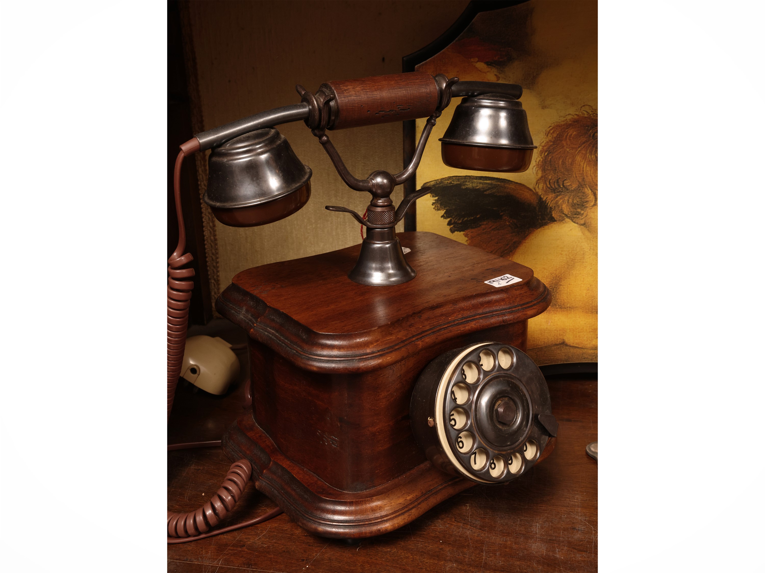 Curiosità da scrivania, busto in gesso, telefono in legno e accessori da ufficio
