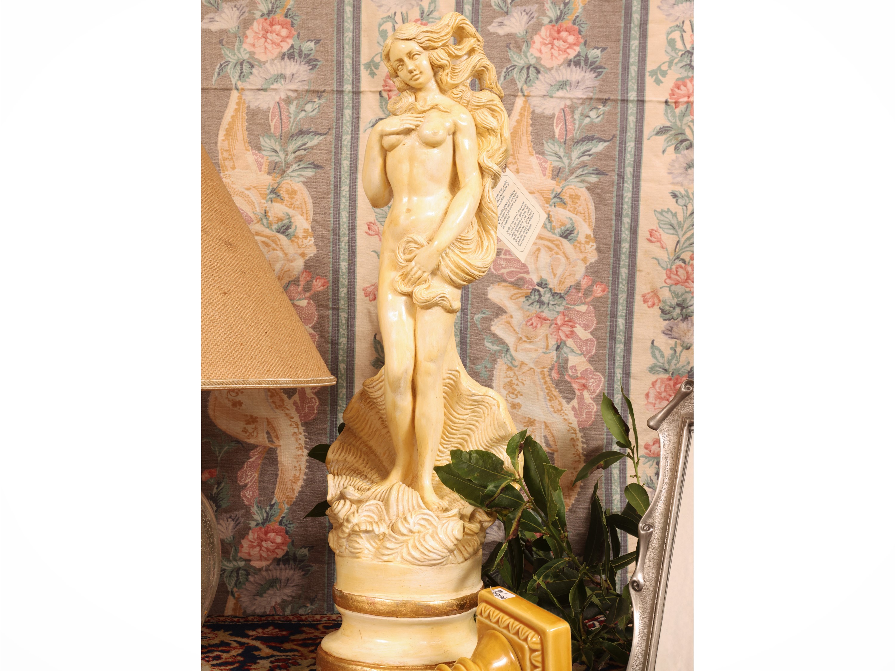 Zaccagnini, Composizione di accessori decorativi con figura in gesso patinato della Venere del Bo...