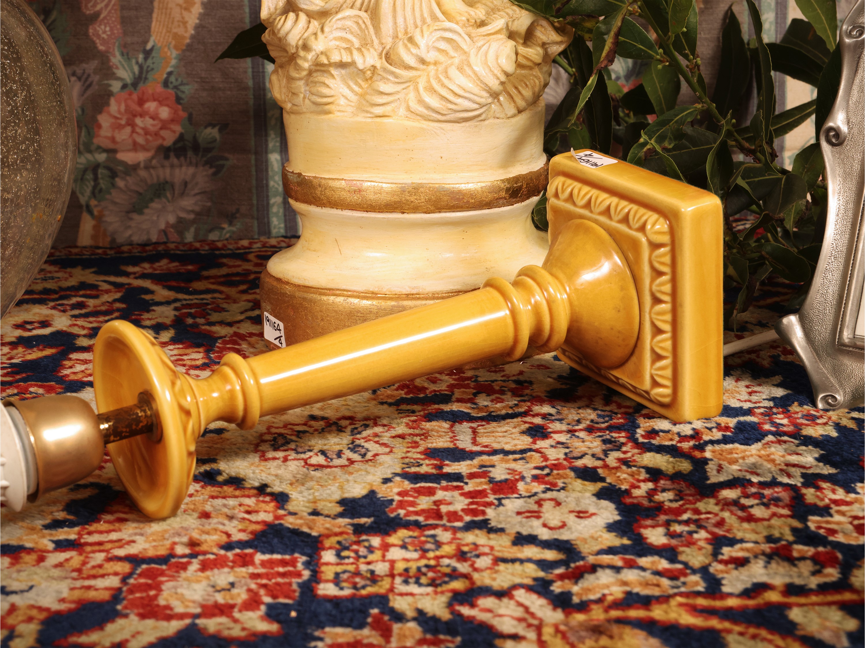 Zaccagnini, Composizione di accessori decorativi con figura in gesso patinato della Venere del Bo...