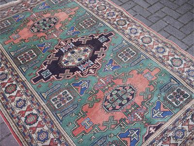 Tappeto persiano, fondo verde con medaglioni rosso-blu e alta bordura
