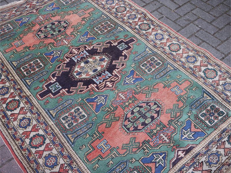 Tappeto persiano, fondo verde con medaglioni rosso-blu e alta bordura