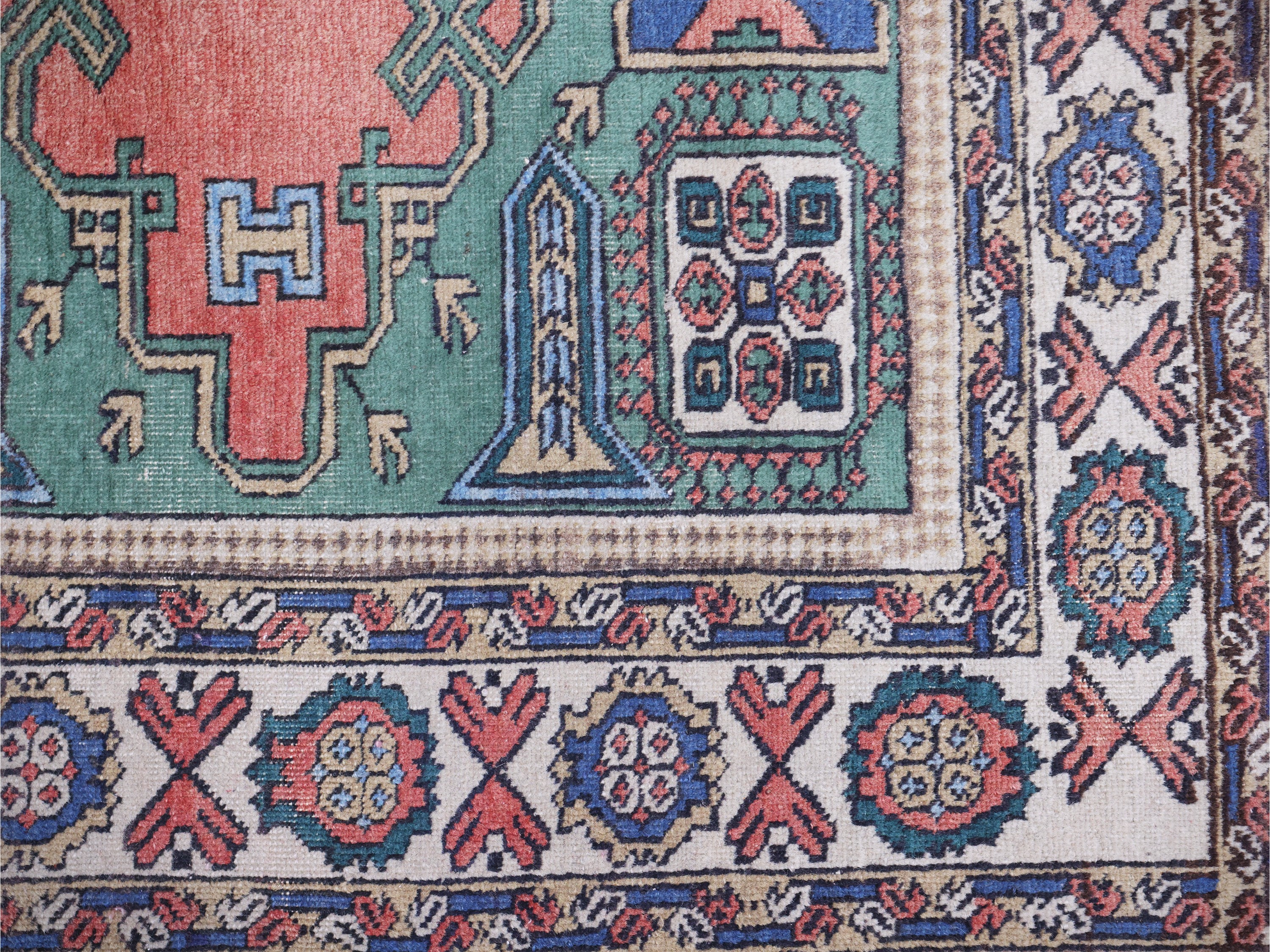 Tappeto persiano, fondo verde con medaglioni rosso-blu e alta bordura