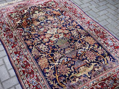 Tappeto in misto seta, campo decorato con volatili e tralci floreali multicolore