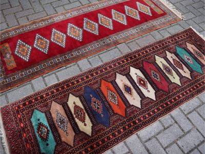 Tappeti persiani da galleria, coppia con medaglioni multicolori e medaglioni azzurro-arancio