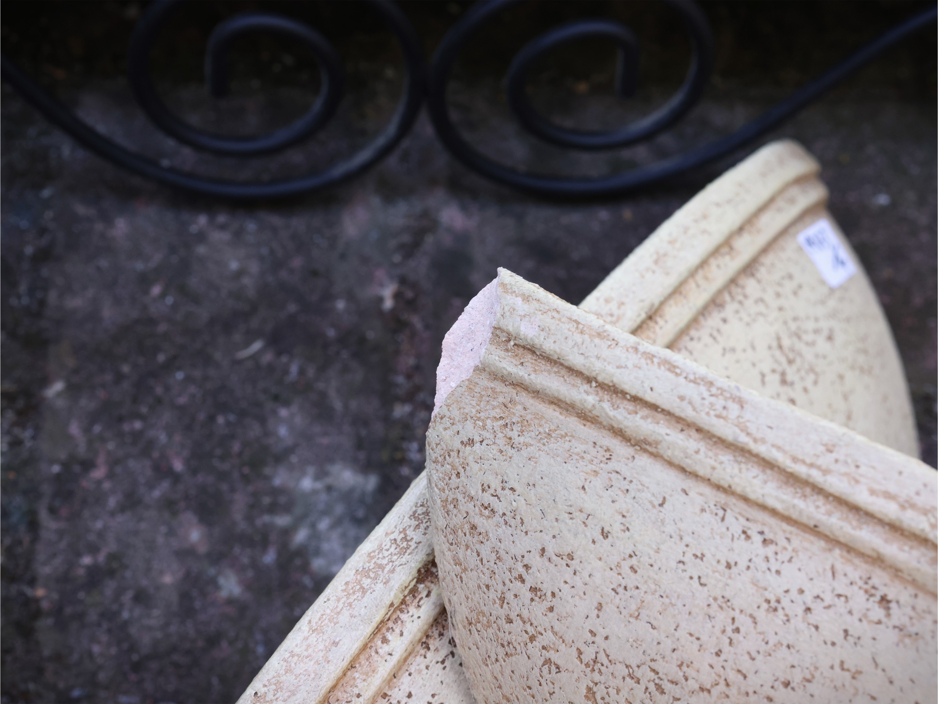 Arredi moderni, specchio con cornice in metallo laccato nero e cachepot in materiale argentato