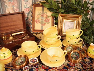 Miscellanea di curiosità, set da scrivania e collezioni di stoviglie in ceramica